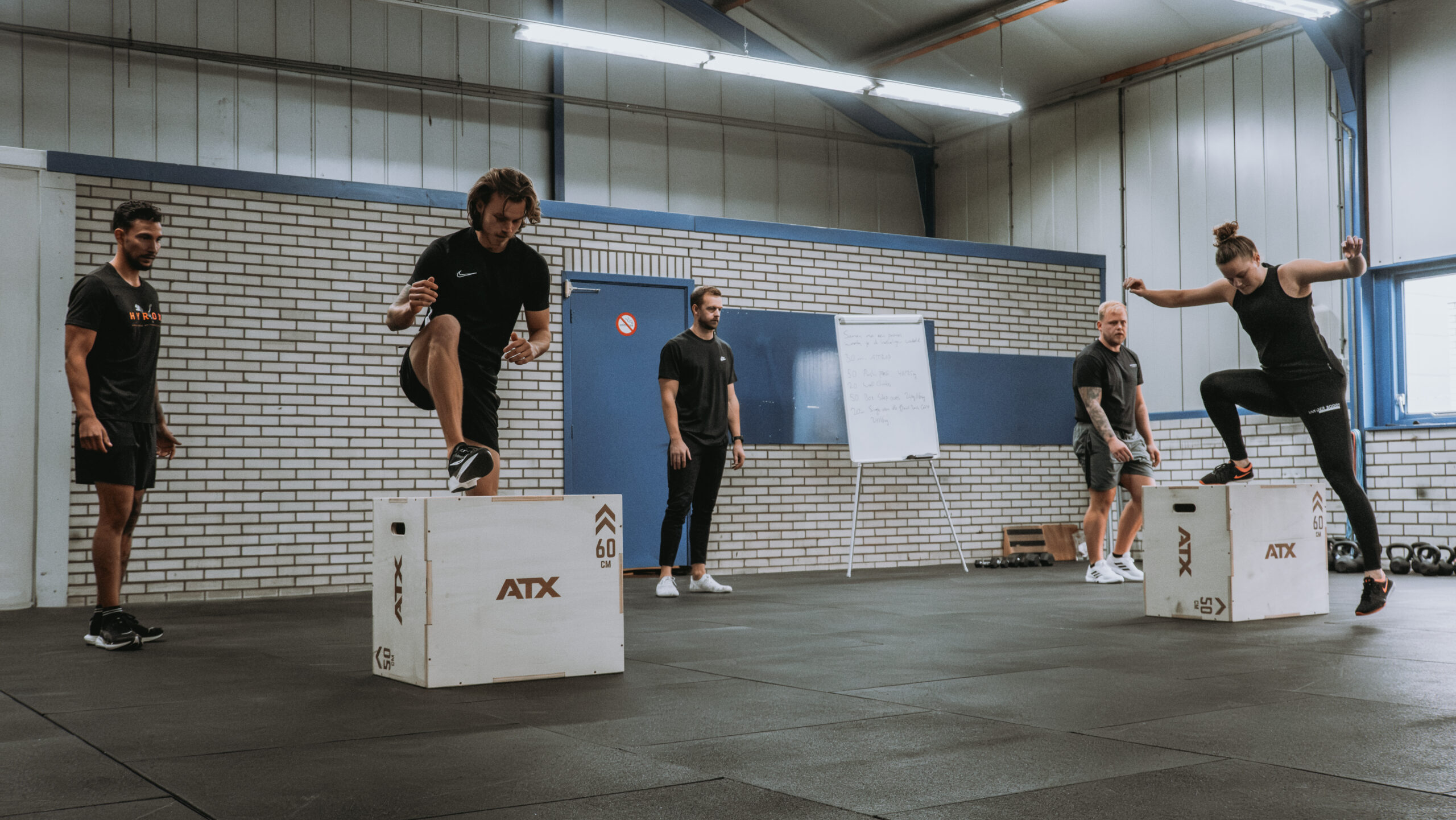 Groep mensen trainen in CrossFit in de gym in Leek, Roden, Marum en Groningen sportgym bij mij in de buurt fitness